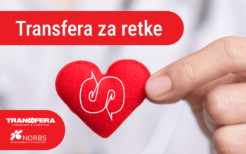 Ruka drži crveno srce sa porukom „Transfera za retke“, simbol podrške osobama sa retkim bolestima i saradnje kompanije Transfera i NORBS.