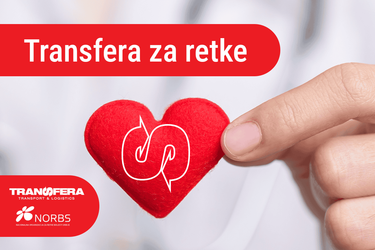 Ruka drži crveno srce sa porukom „Transfera za retke“, simbol podrške osobama sa retkim bolestima i saradnje kompanije Transfera i NORBS.