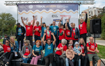 Učesnici i organizatori trke Lazaro Kardenasa na Novom Beogradu, uz sponzorstvo i logističku podršku kompanije Transfera.