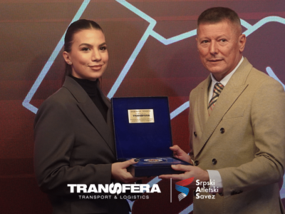 Predstavnici kompanije Transfera i Srpskog atletskog saveza na svečanoj ceremoniji, prilikom uručenja plakete Transferi za izuzetan doprinos razvoju srpske atletike.